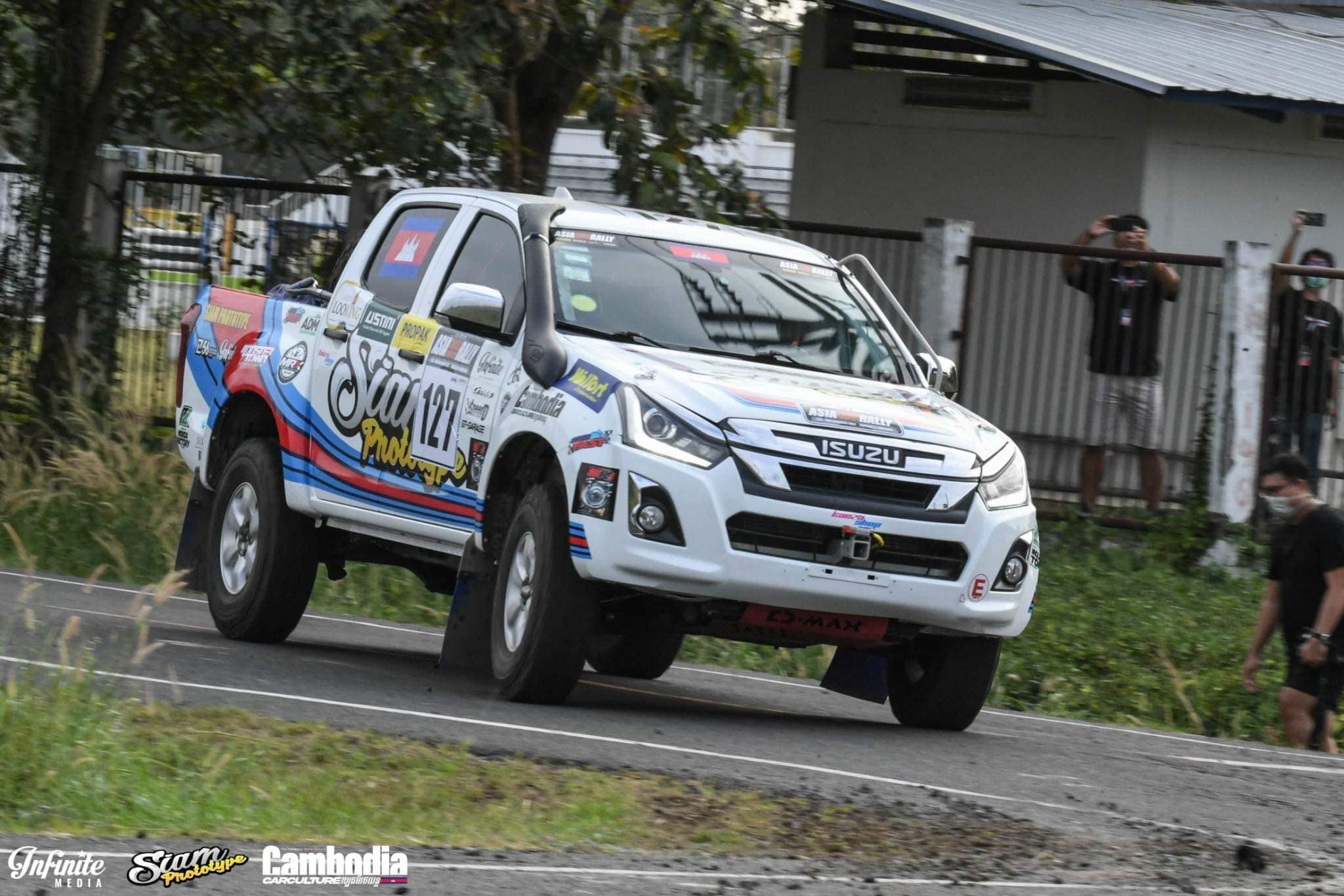 D-Max on dirt road in countryside