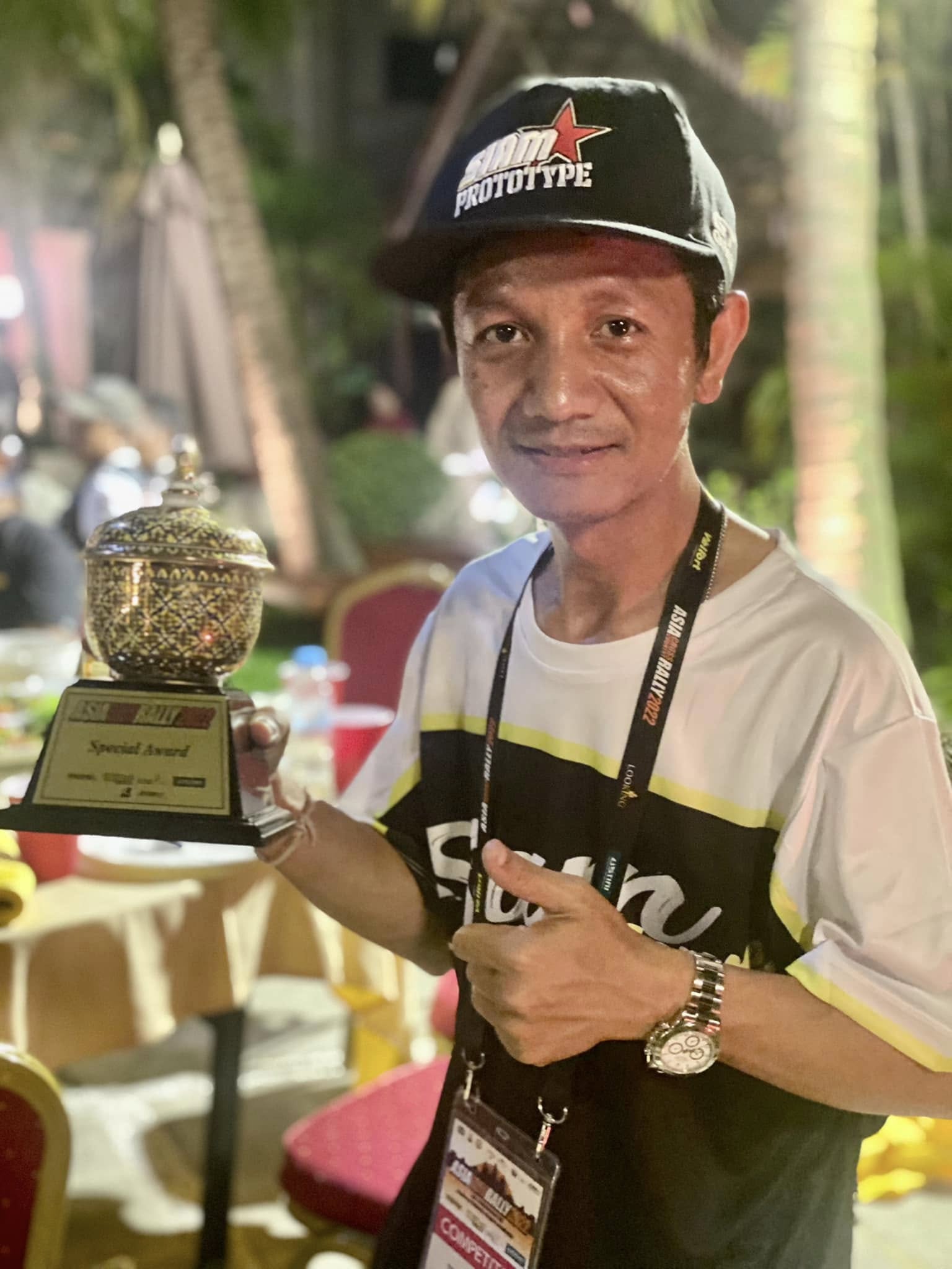 Tea Siam holding AXCR 2022 trophy