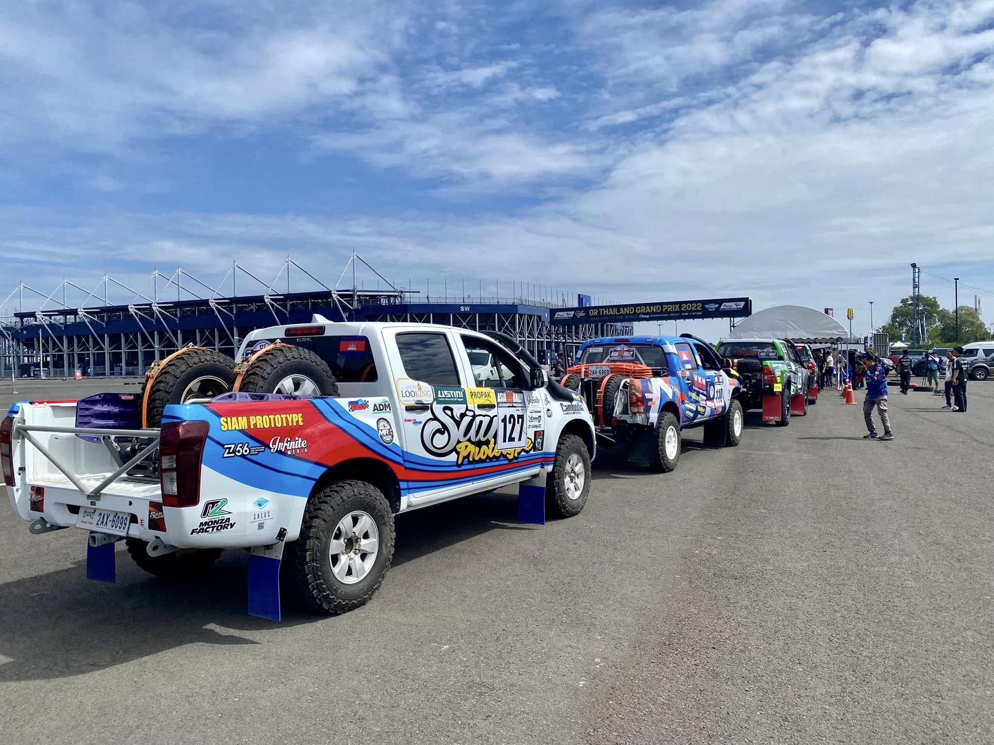 Rally vehicles lined up at start