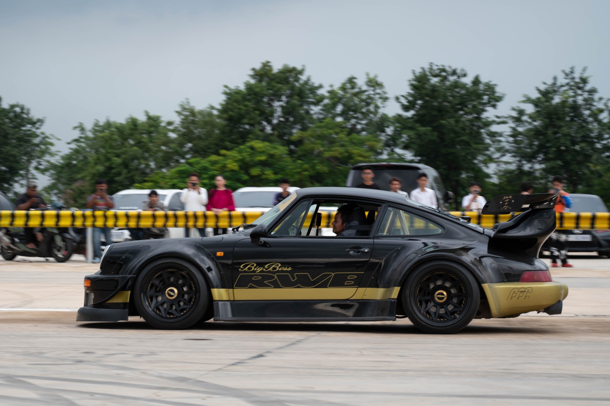 RWB 993 Big Boss side profile with crowd watching