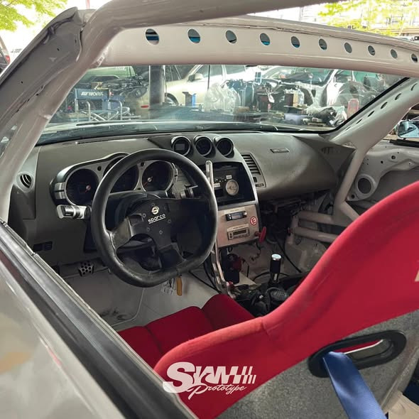 Roll cage, Sparco wheel, bucket seats