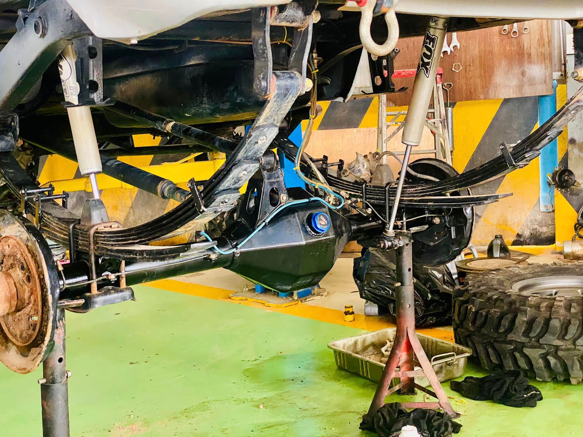 Rear axle with leaf springs and FOX shocks