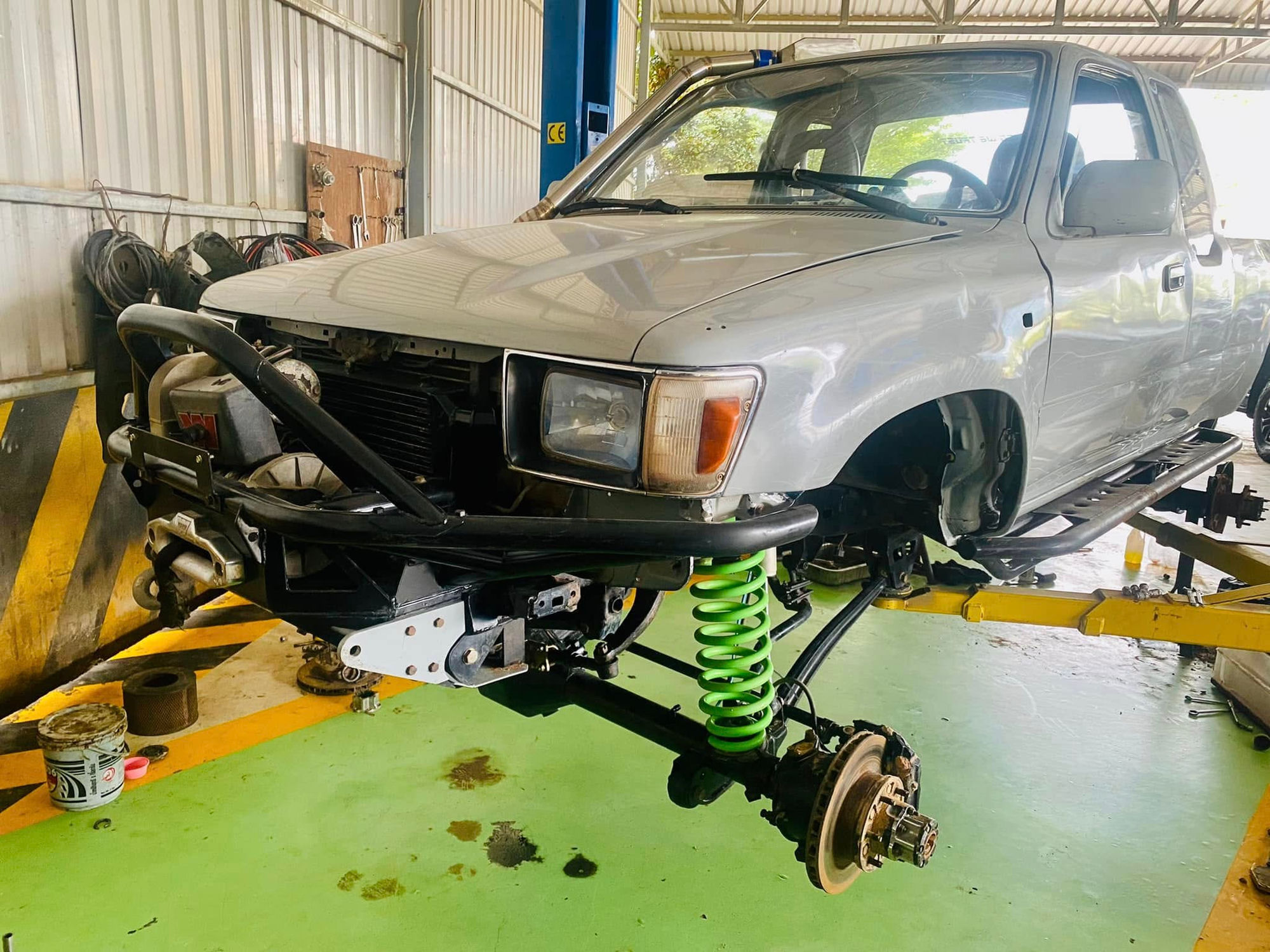Front 3/4 view on lift