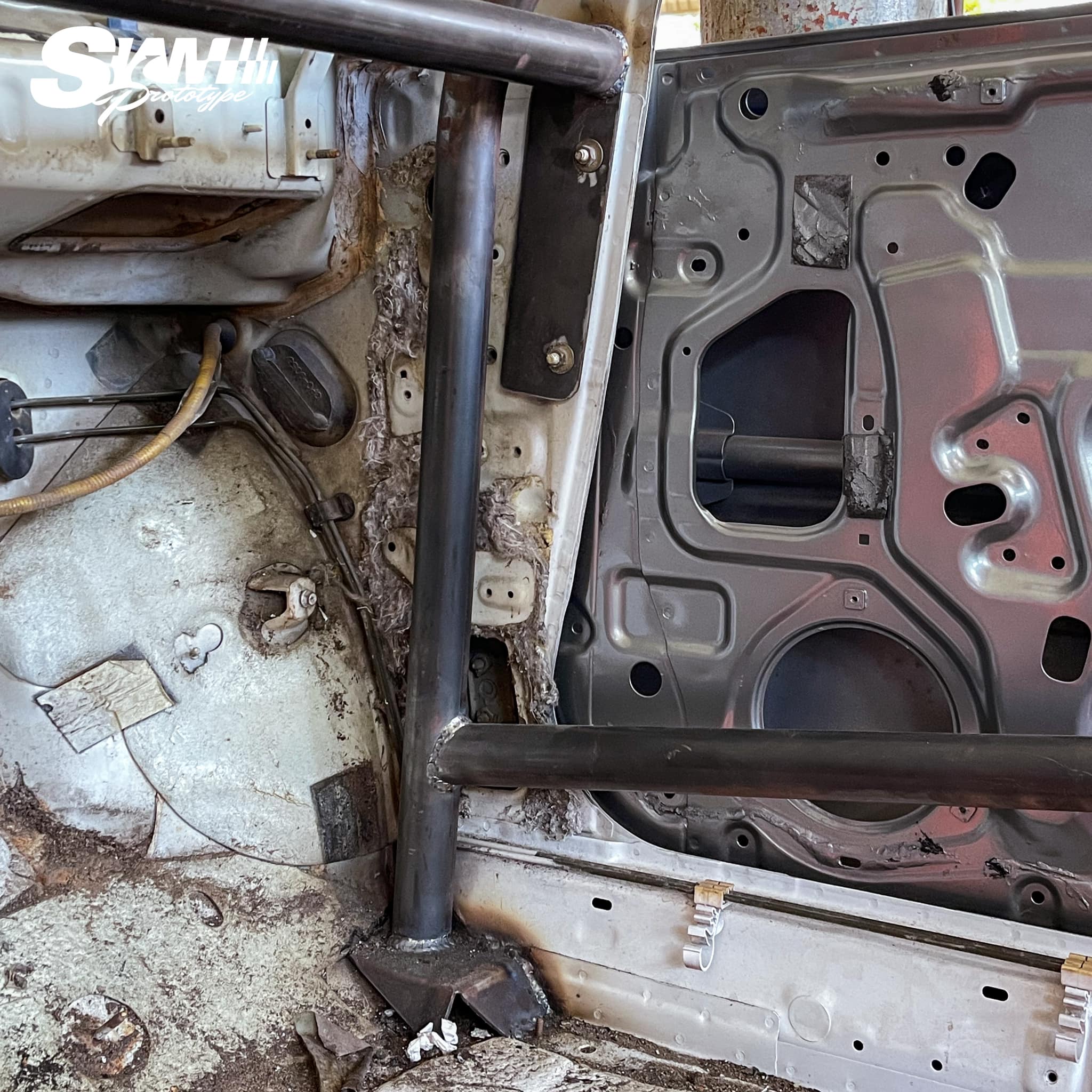 Roll cage B-pillar detail