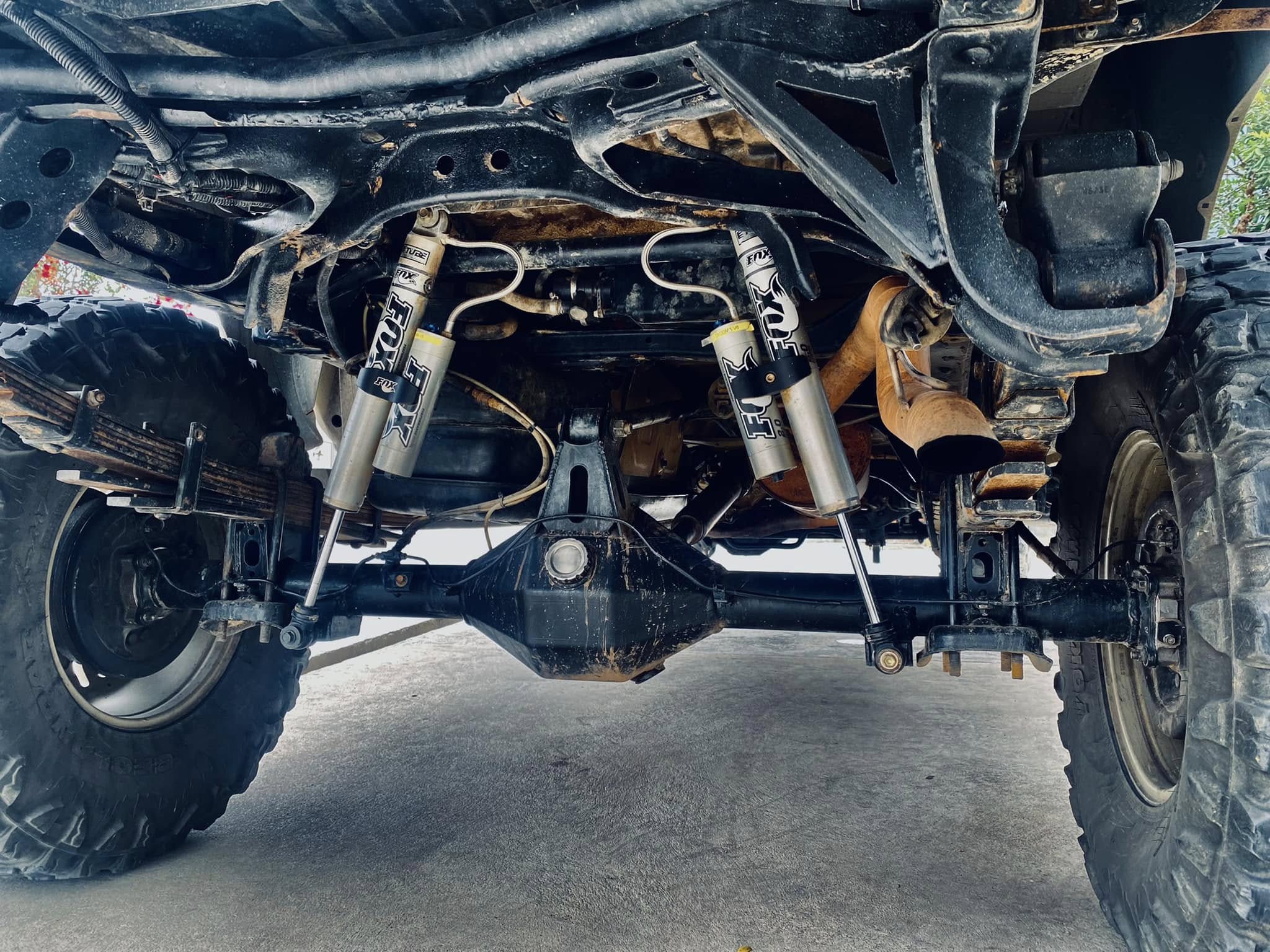 Rear dual FOX shocks underside