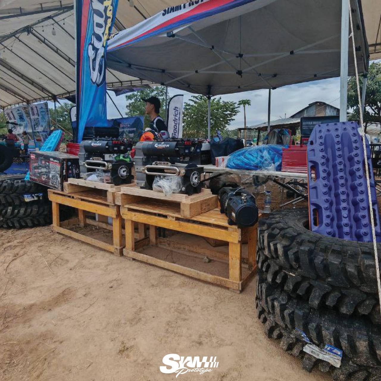 Gigglepin winches and tires on display