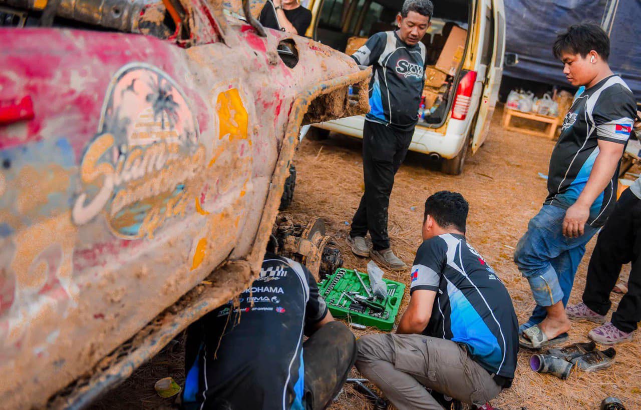 Crew servicing in the mud